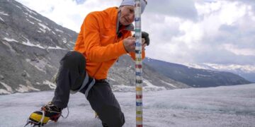 El observador de glaciares Matthias Huss revisa el grosor del glaciar Rhone, en Suiza. (Foto: Matthias Schrader / AP)