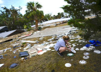 Lainey Hamelink, de 9 años, ayuda a recoger vajilla desparramada en el Tina's Dockside Inn en Horseshoe Beach, Florida. (Foto: Rebecca Blackwell / AP)