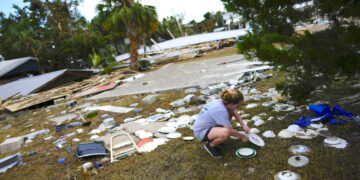 Lainey Hamelink, de 9 años, ayuda a recoger vajilla desparramada en el Tina's Dockside Inn en Horseshoe Beach, Florida. (Foto: Rebecca Blackwell / AP)