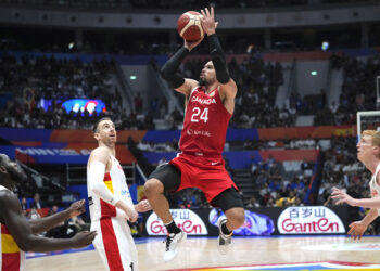 Dillon Brooks lanza el balón sobre Víctor Claver. (Foto: Achmad Ibrahim / AP)