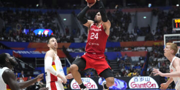 Dillon Brooks lanza el balón sobre Víctor Claver. (Foto: Achmad Ibrahim / AP)