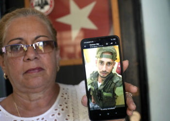 Marilin Vinent muestra una fotografía de su hijo Dannys Castillo con vestimenta militar en un mensaje del 22 de agosto de 2023. (Foto: Ramón Espinosa / AP)
