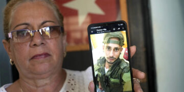Marilin Vinent muestra una fotografía de su hijo Dannys Castillo con vestimenta militar en un mensaje del 22 de agosto de 2023. (Foto: Ramón Espinosa / AP)