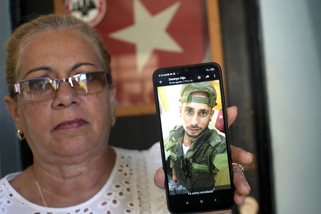 Marilin Vinent muestra una fotografía de su hijo Dannys Castillo con vestimenta militar en un mensaje del 22 de agosto de 2023. (Foto: Ramón Espinosa / AP)