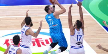 Luka Doncic lanza sobre Giampaolo Ricci. (Foto: Michael Conroy / AP)