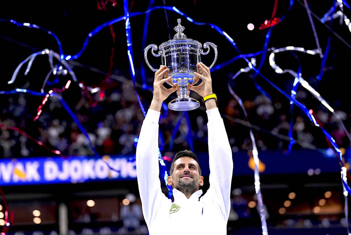 El serbio Novak Djokovic alza el trofeo de campeón tras derrotar al ruso Daniil Medvedev en la final del US Open. (Foto: Manu Fernández / AP)