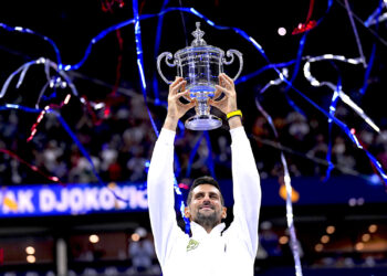 El serbio Novak Djokovic alza el trofeo de campeón tras derrotar al ruso Daniil Medvedev en la final del US Open. (Foto: Manu Fernández / AP)
