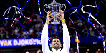 El serbio Novak Djokovic alza el trofeo de campeón tras derrotar al ruso Daniil Medvedev en la final del US Open. (Foto: Manu Fernández / AP)