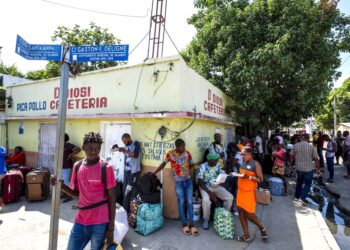 Varias personas custodian bolsas llenas de mercancía que adquirieron en Dajabón, República Dominicana, antes de cruzar la frontera para regresar a Haití. (Foto: Ricardo Hernández / AP)