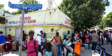 Varias personas custodian bolsas llenas de mercancía que adquirieron en Dajabón, República Dominicana, antes de cruzar la frontera para regresar a Haití. (Foto: Ricardo Hernández / AP)