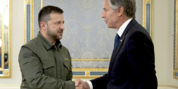 El presidente ucraniano Volodymyr Zelenskyy saluda al secretario de Estado estadounidense Antony Blinken este mes antes de una reunión en Ucrania. (Foto: Brendan Smialowski vía AP)