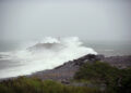 Las olas se estrellan contra un rompeolas el sábado 16 de septiembre de 2023 en Port Maitland, provincia de Nueva Escocia, Canadá, antes de la llegada del ciclón postropical Lee. (Bill Curry/The Canadian Press vía AP)