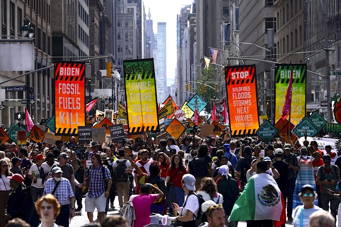 Activistas contra el cambio climático protestan en Madison Ave, en Nueva York, por las políticas energéticas y el uso de combustibles fósiles. (Foto: Bryan Woolston / AP)