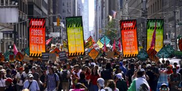 Activistas contra el cambio climático protestan en Madison Ave, en Nueva York, por las políticas energéticas y el uso de combustibles fósiles. (Foto: Bryan Woolston / AP)