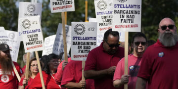 Huelguistas de United Auto Workers marchan afuera de Stellantis en Michigan. (Foto: Carlos Osorio / AP)