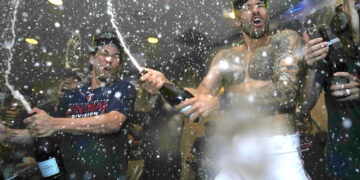 Kenta Maeda y Carlos Correa festejan la conquista del cetro de la División Central de la Liga Americana. (Foto: Abbie Parr / AP)
