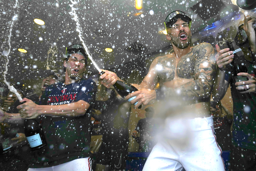 Kenta Maeda y Carlos Correa festejan la conquista del cetro de la División Central de la Liga Americana. (Foto: Abbie Parr / AP)