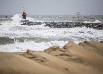 Oleaje alto el viernes en la costa de Rudee Inlet, en Virginia Beach, Virginia. (Foto: Kendall Warner/The Virginian-Pilot vía AP)