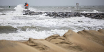 Oleaje alto el viernes en la costa de Rudee Inlet, en Virginia Beach, Virginia. (Foto: Kendall Warner/The Virginian-Pilot vía AP)
