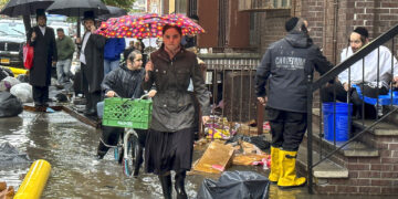 Unos peatones caminan por una acera inundada en Brooklyn. (Foto: Jake Offenhartz / AP)
