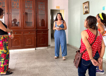 Yaira Oquendo ofreció tours por la casa. (Foto: Michelle Estrada Torres / La Perla del Sur)