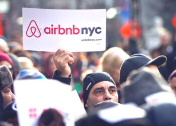Partidarios de Airbnb durante una protesta afuera del Ayuntamiento de Nueva York, el 20 de enero de 2015. (AP Foto/Bebeto Matthews, Archivo)