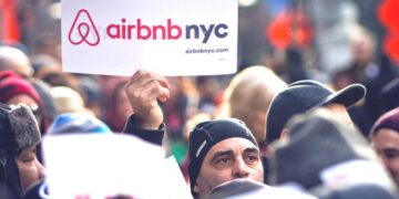Partidarios de Airbnb durante una protesta afuera del Ayuntamiento de Nueva York, el 20 de enero de 2015. (AP Foto/Bebeto Matthews, Archivo)