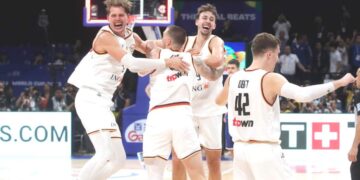 Jugadores alemanes celebran su victoria en el Mundial de Baloncesto 2023. (Foto: EFE/EPA/FRANCIS R. MALASIG)