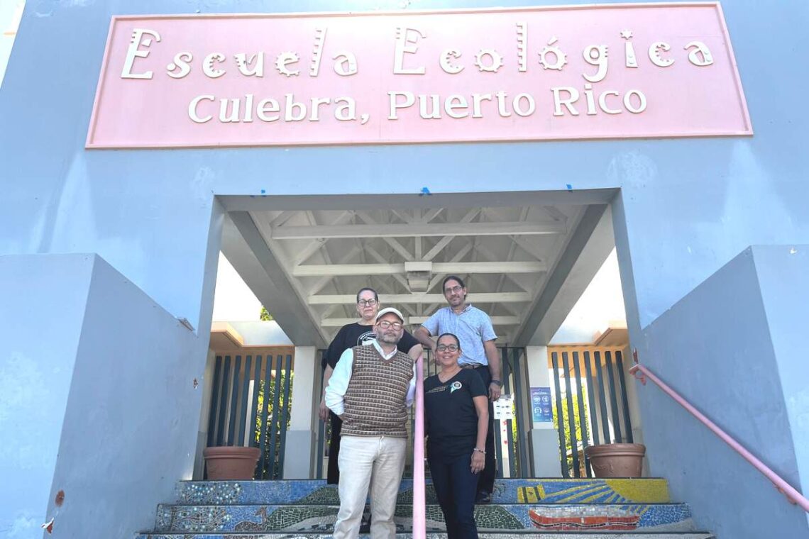 Atrás, Lizette Núñez, maestra bibliotecaria, y Carlos Miranda, maestro de matemáticas. Al frente, Ariel Pagán, maestro de Historia, y Eneida Ruiz, maestra de segundo grado. (Foto: José M. Encarnación Martínez/CPI)
