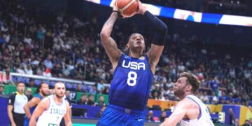 El estadounidense Paolo Banchero (8) intenta anotar contra Italia por el Mundial de Baloncesto, el martes 5 de septiembre de 2023 en Manila. (Foto: AP/Michael Conroy)