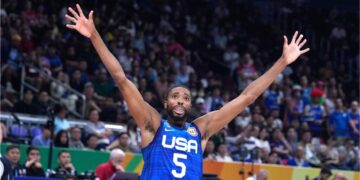 El delantero estadounidense Mikal Bridges (5) durante el partido contra Italia por el Mundial de baloncesto, el martes 5 de septiembre de 2023 en Manila. (Foto: AP/Michael Conroy)