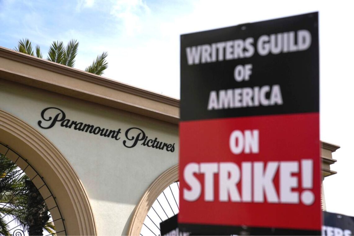 Miembros del Sindicato de Guionistas de Estados Unidos protestan fuera de Paramount Pictures el 3 de mayo de 2023, en Los Angeles. (Foto AP/Ashley Landis)