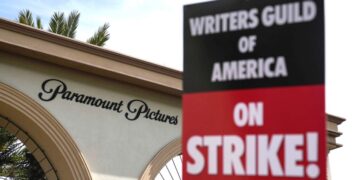 Miembros del Sindicato de Guionistas de Estados Unidos protestan fuera de Paramount Pictures el 3 de mayo de 2023, en Los Angeles. (Foto AP/Ashley Landis)