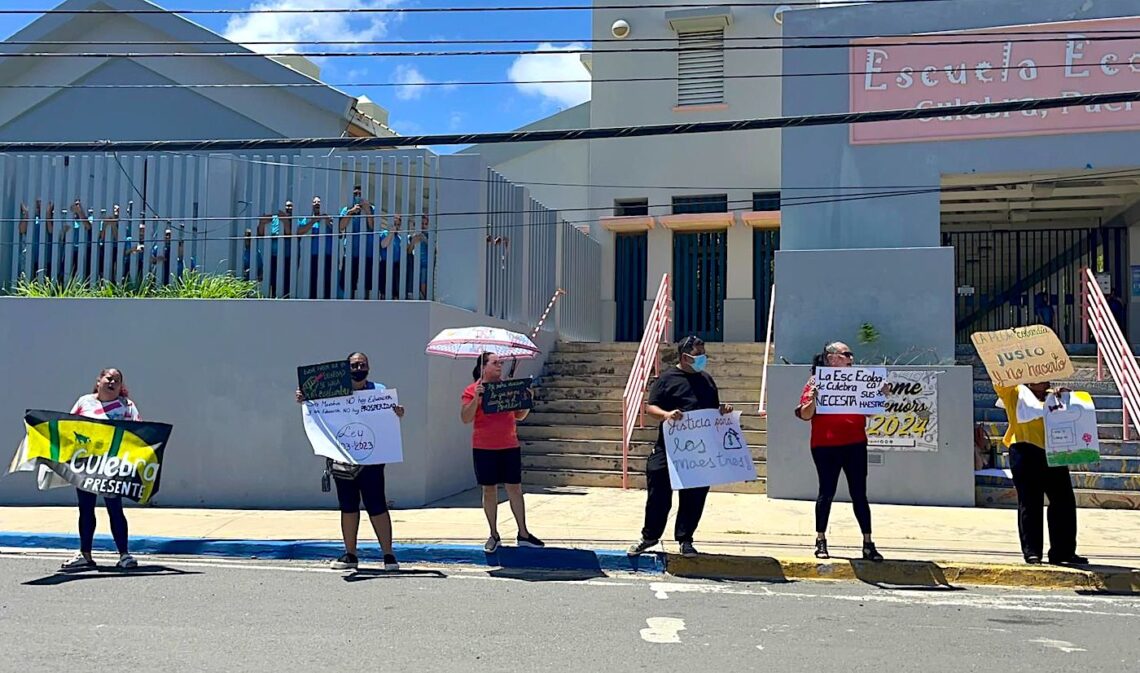 Maestros de Culebra se manifestaron frente a la Escuela Ecológica, al no recibir el pago de los incentivos. (Foto suministrada)