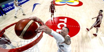 El alemán Daniel Theis donquea el balón en el partido contra Letonia. (Foto: EFE/EPA/Yong Teck Lim)