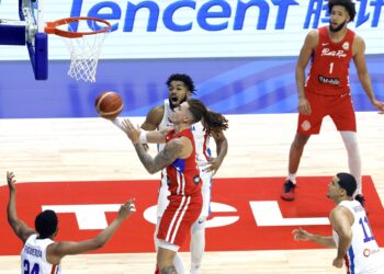 Isaiah Piñeiro ataca el canasto. (Foto: EFE)