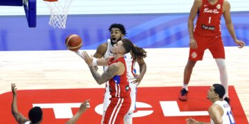 Isaiah Piñeiro ataca el canasto. (Foto: EFE)