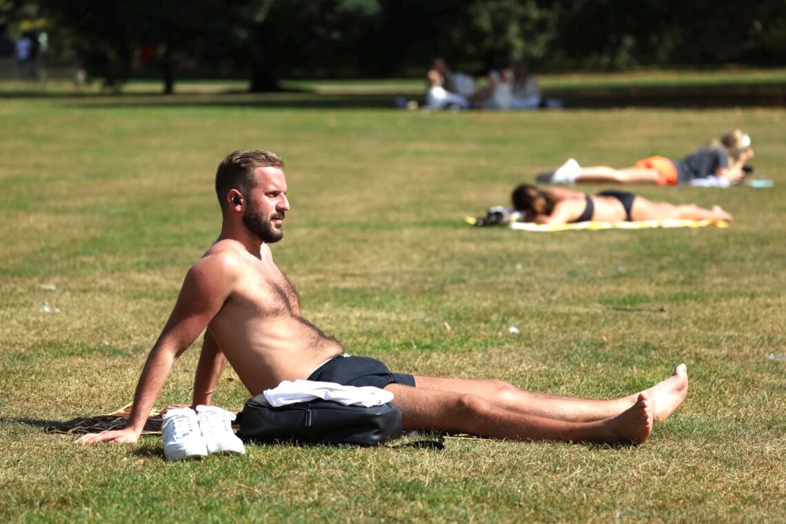 Un hombre toma el sol en St. James's Park en Londres, donde se han registrado temperaturas récord. (Foto: EFE/EPA/NEIL HALL)