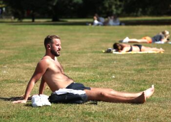 Un hombre toma el sol en St. James's Park en Londres, donde se han registrado temperaturas récord. (Foto: EFE/EPA/NEIL HALL)