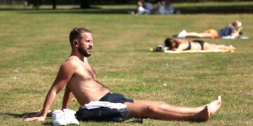 Un hombre toma el sol en St. James's Park en Londres, donde se han registrado temperaturas récord. (Foto: EFE/EPA/NEIL HALL)