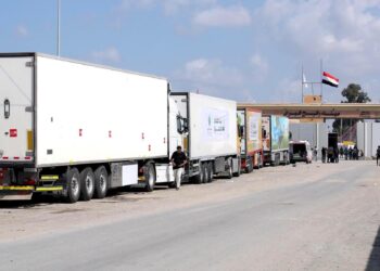 Camiones con ayuda humanitaria aguardan en el pasaje de Rafah en Egipto para entrar a la Franja de Gaza. (Foto: EFE/EPA/KHALED ELFIQI)