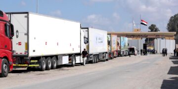 Camiones con ayuda humanitaria aguardan en el pasaje de Rafah en Egipto para entrar a la Franja de Gaza. (Foto: EFE/EPA/KHALED ELFIQI)
