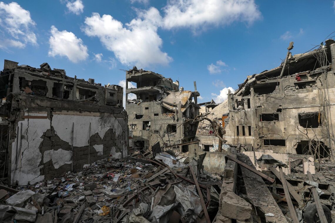 Casas destruidas tras un bombardeo israelí en el este de la ciudad de Gaza, este lunes. (Foto: EFE/EPA/MOHAMMED SABER)