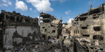 Casas destruidas tras un bombardeo israelí en el este de la ciudad de Gaza, este lunes. (Foto: EFE/EPA/MOHAMMED SABER)