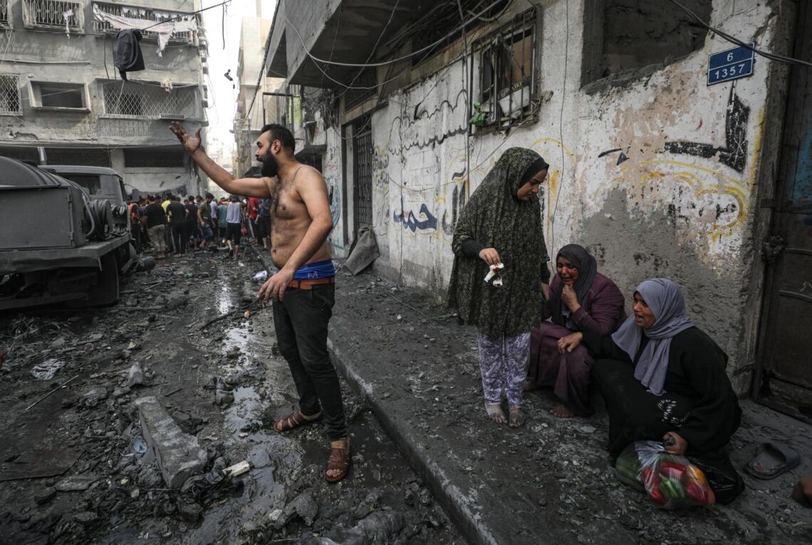 Palestinos en las calles de Gaza tras los bombardeos israelíes del 23 de octubre de 2023. (Foto: EFE/EPA/MOHAMMED SABER)