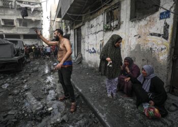 Palestinos en las calles de Gaza tras los bombardeos israelíes del 23 de octubre de 2023. (Foto: EFE/EPA/MOHAMMED SABER)