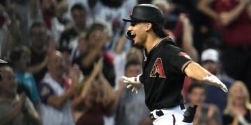 Alek Thomas pegó un cuadrangular en la octava entrada. (Foto: EFE/EPA/ALLISON DINNER)