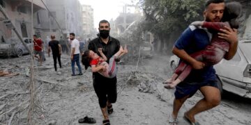 Palestinos cargan niñas heridas durante los bombardeos del sábado en la Franja de Gaza. (Foto: EFE/EPA/MOHAMMED SABER)