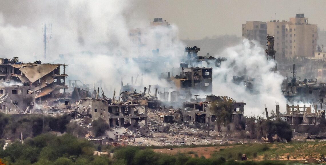 Se eleva humo desde la parte norte de la Franja de Gaza como resultado de un ataque aéreo israelí. (Foto: EFE/HANNIBAL HANSCHKE)