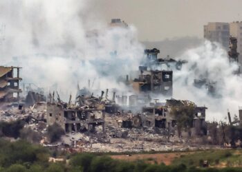 Se eleva humo desde la parte norte de la Franja de Gaza como resultado de un ataque aéreo israelí. (Foto: EFE/HANNIBAL HANSCHKE)